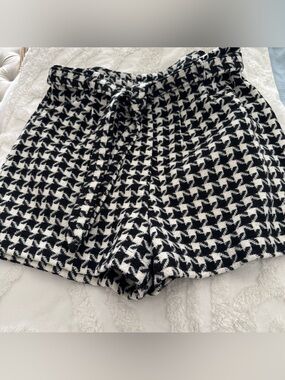 Black & White Houndstooth Women’s Knit Shorts